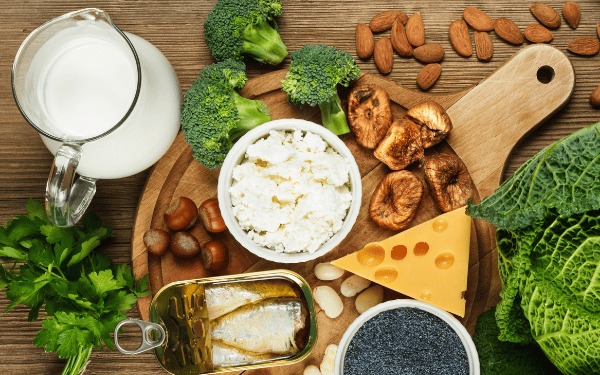 Aliments riches en calcium sur une table