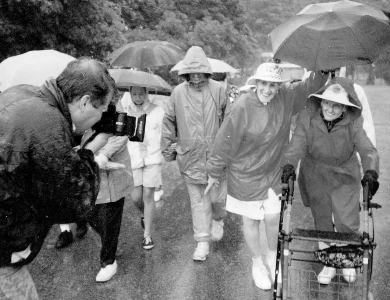 Eleanor Mills marchant sous la pluie à Saint John's