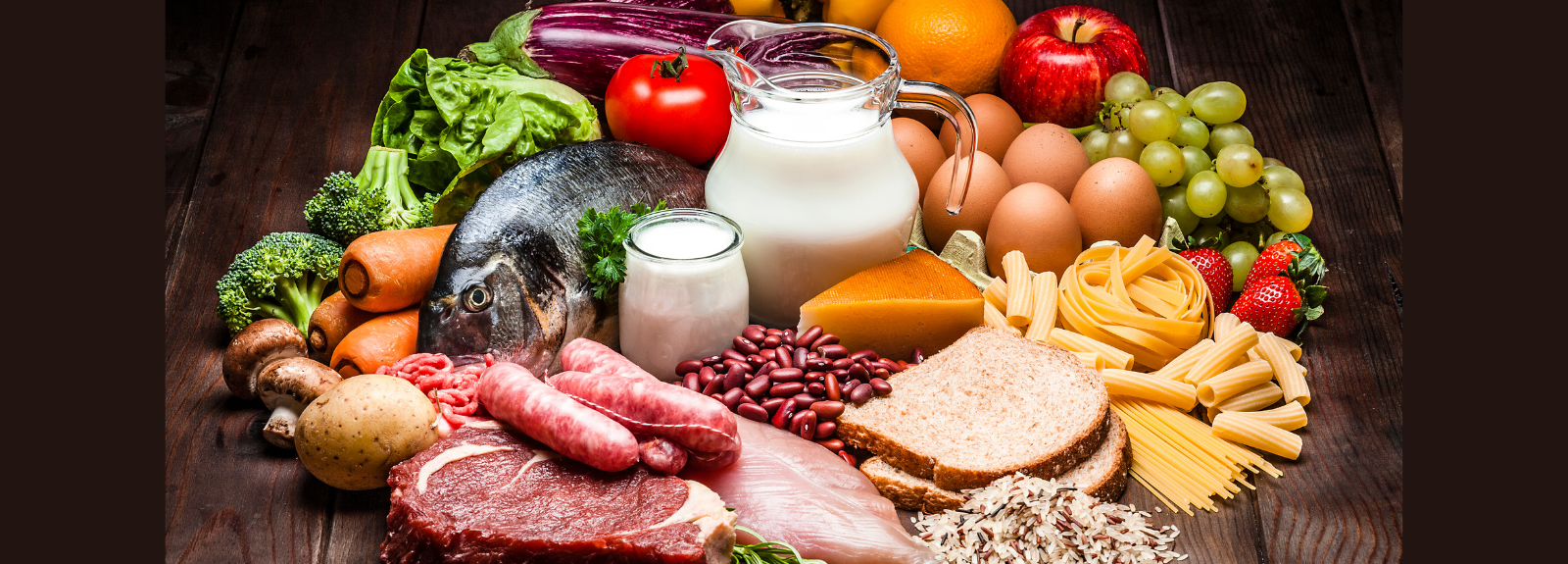Viande, pain, lait, fromage, fruits et légumes composent cette tablée illustrant chaque groupe alimentaire 