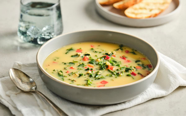 Soupe au quinoa et aux œufs citronnés et fumés