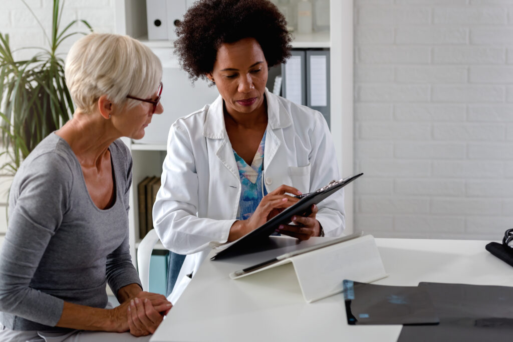 Un médecin partage des données avec sa patiente à l'aide de sa tablette