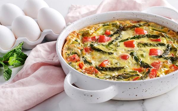 Crustless quiche with asparagus and peppers